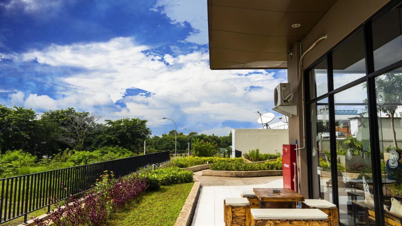 Azalea Suites Cikarang By Jayakarta Group Eksteriør billede